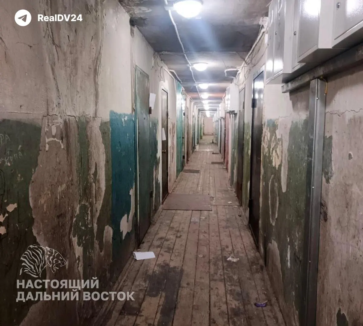 В домах №150 и №152 на улице Кирова жители жалуются на запах ацетона и конопли, частые пожары и потасовки; по их словам, полиция редко приезжает, а перед выборами в районе, как утверждают, скупают голоса.