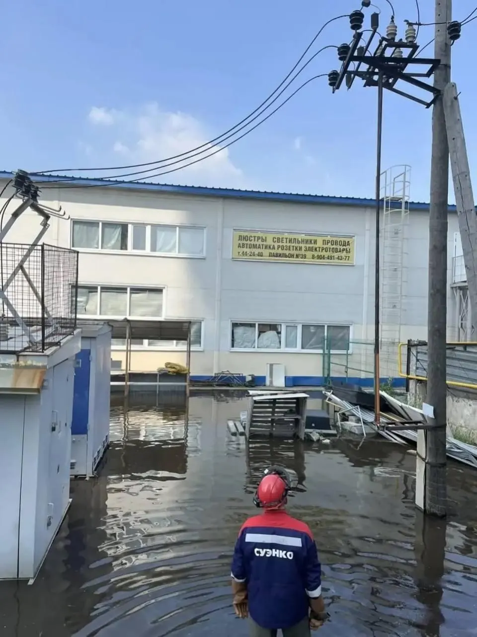 В Тюменской и Курганской областях под воду попали 99 объектов Сибирско-Уральской энергетической компании: вода добралась до трансформаторных подстанций и линий электропередачи. На месте работают бригады, чтобы избежать массовых отключений.