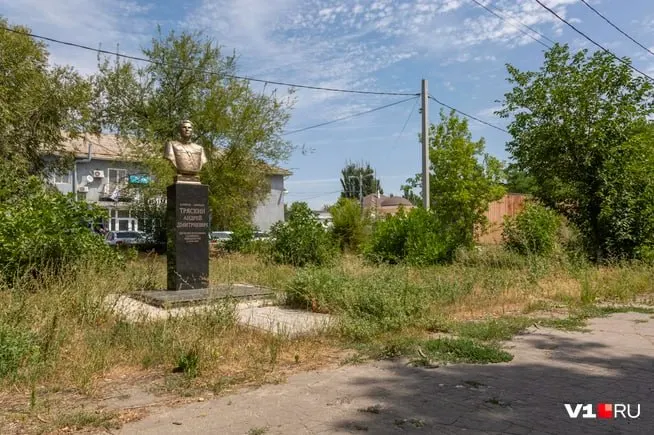 Бульвар в Краснооктябрьском районе зарос травой, завален мусором и давно не убирался — жители жалуются, что администрация района оставила территорию без внимания.