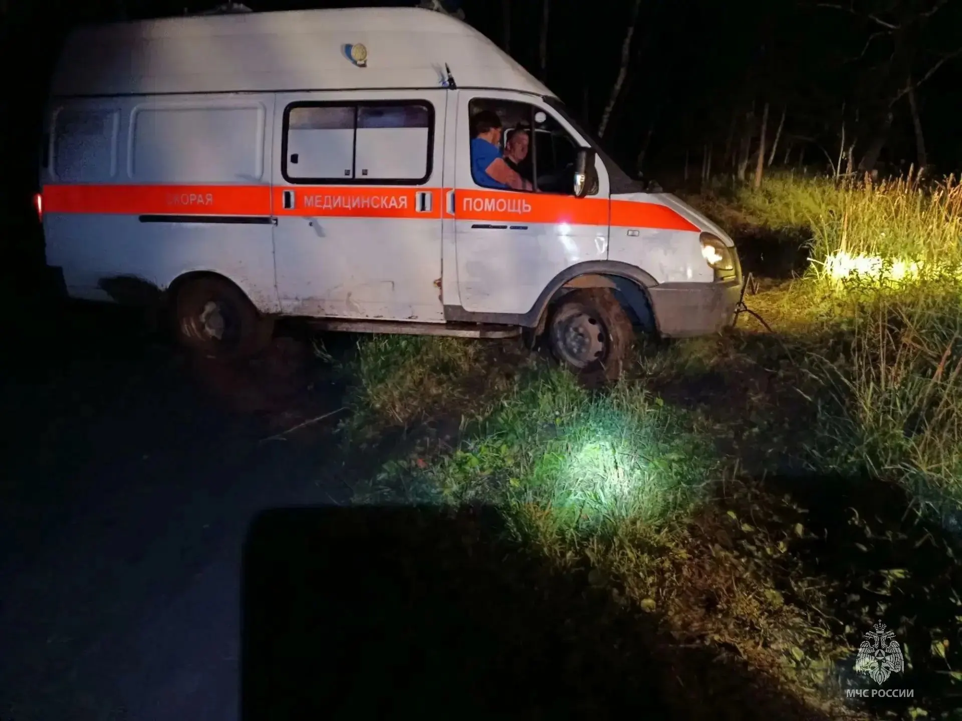 20 июля скорая, направлявшаяся в село Соколово, застряла на размытом участке дороги на правом берегу Оби. Спасатели МЧС несколько раз отбуксировали машину, благодаря чему медики добралиcь до пациента.
