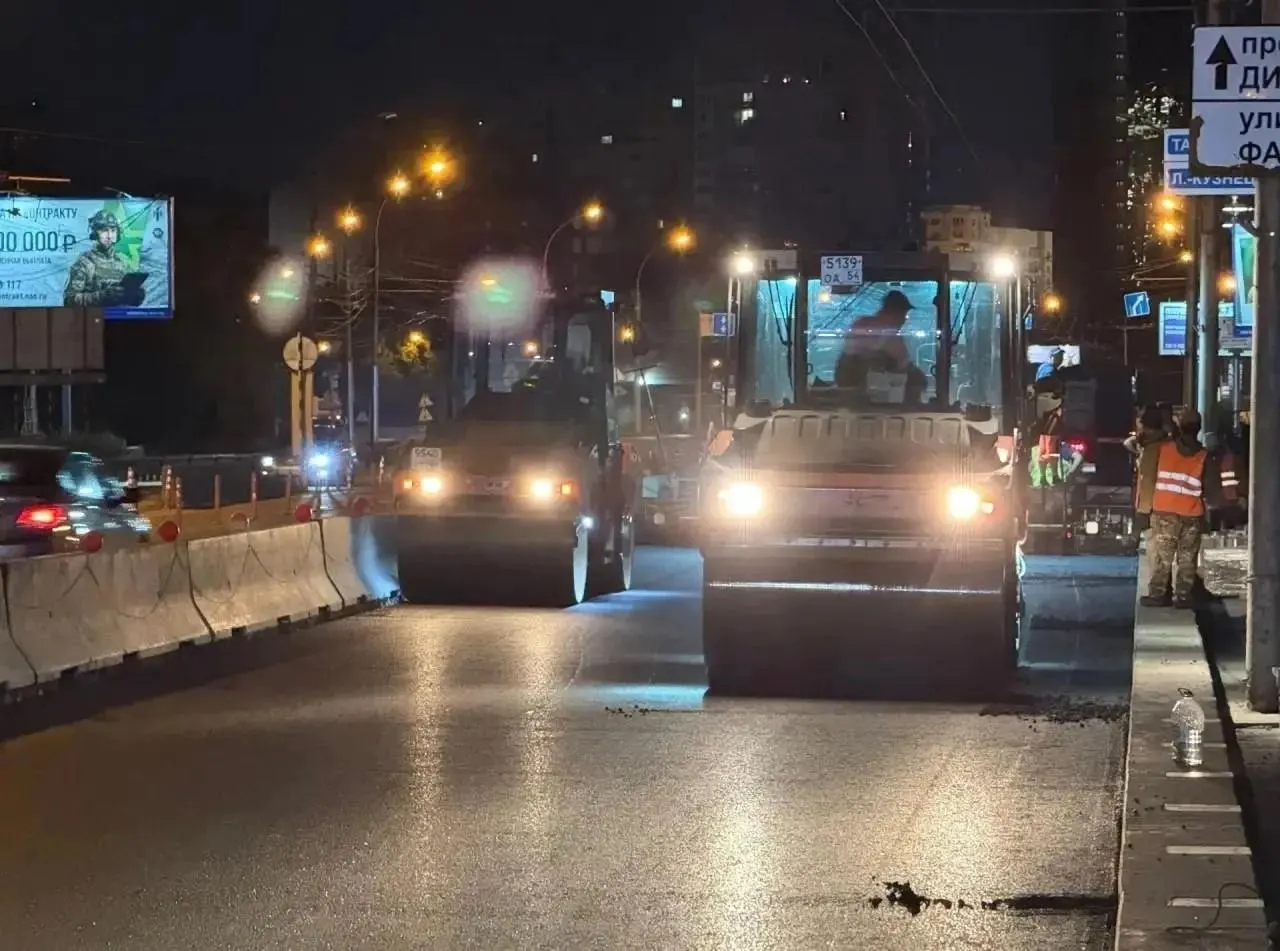 На Димитровском мосту начали укладывать новый асфальт на правой полосе. С 20 июля приступят к ремонту центральных полос; завершить верхнюю часть моста планируют к октябрю, сообщил мэр Максим Кудрявцев.
