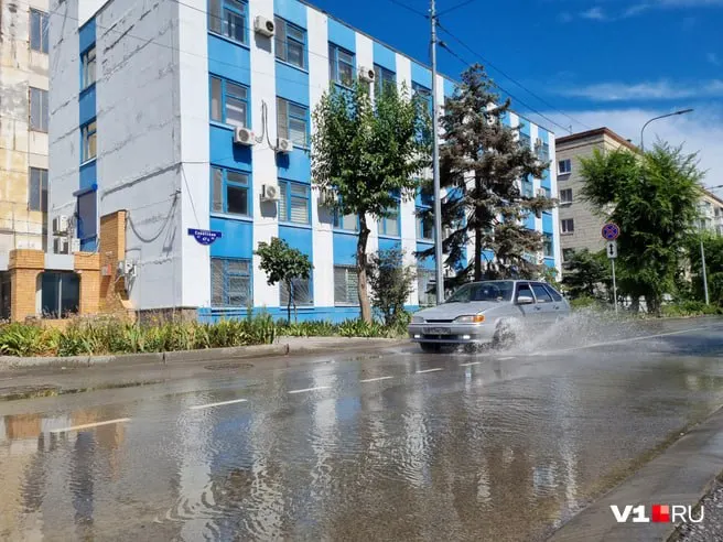 Участок улицы Советской между Пражской и 7-й Гвардейской бригады с утра превратился в полноводный поток с клубящимся паром — жители обвиняют забитую ливнёвку.