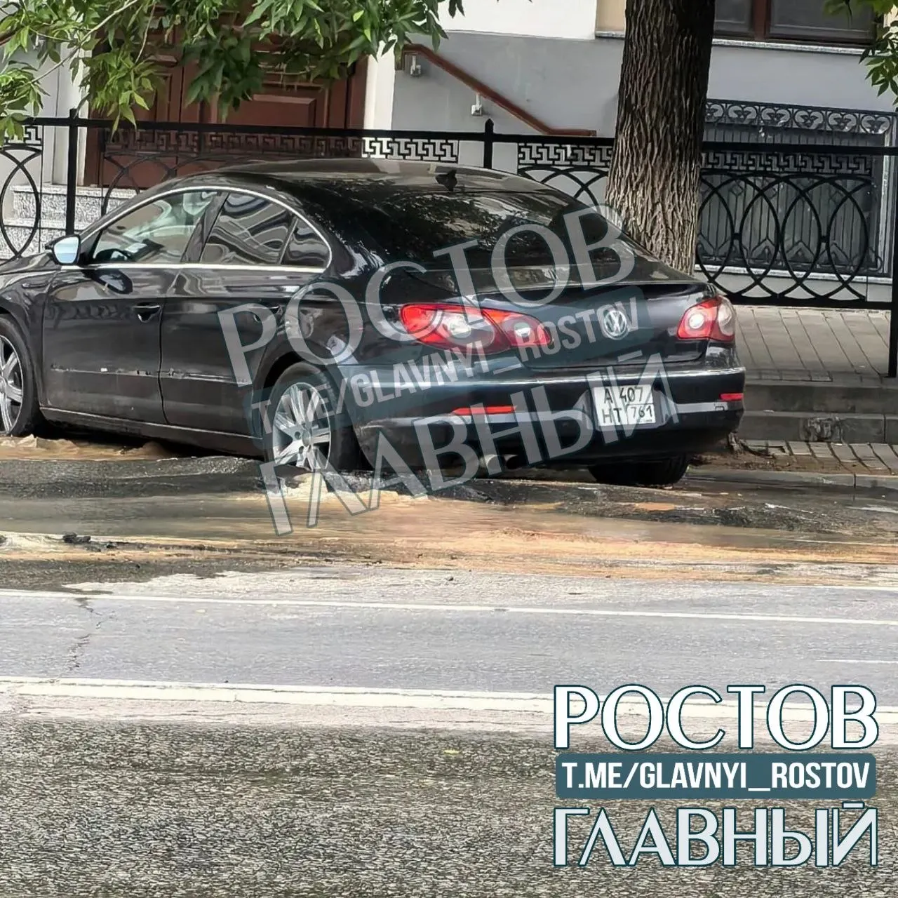 Жительница района заметила сильный выброс воды на дороге у гимназии №45: на месте нет ограждений и аварийных служб, местные опасаются провала покрытия.