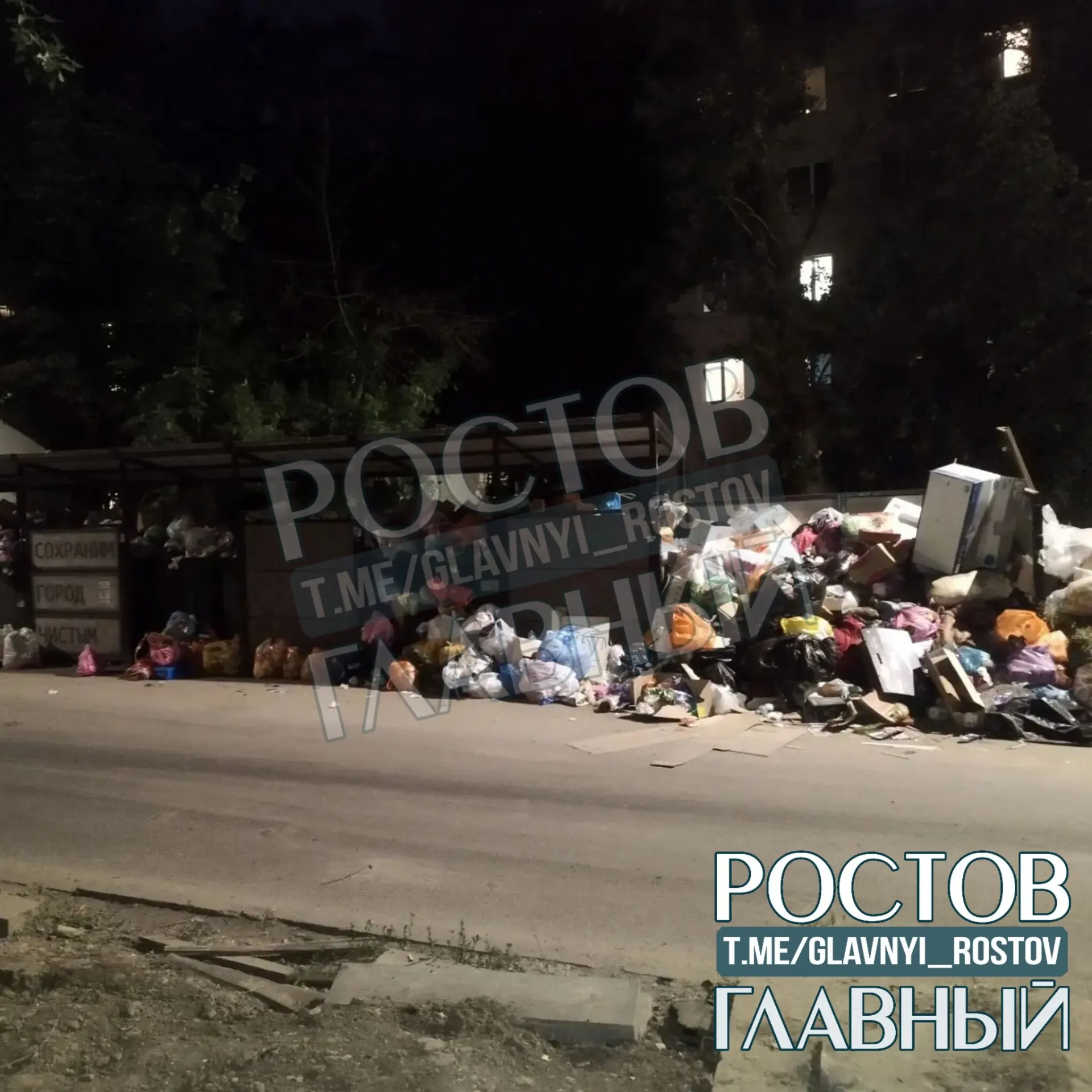 На пр. 40-летия Победы, 73/3 контейнерная площадка регулярно переполнена: отходы лежат рядом с баками, разлетаются ветром и создают неприятный запах. Жители просят установить дополнительные ёмкости и убрать мусор.