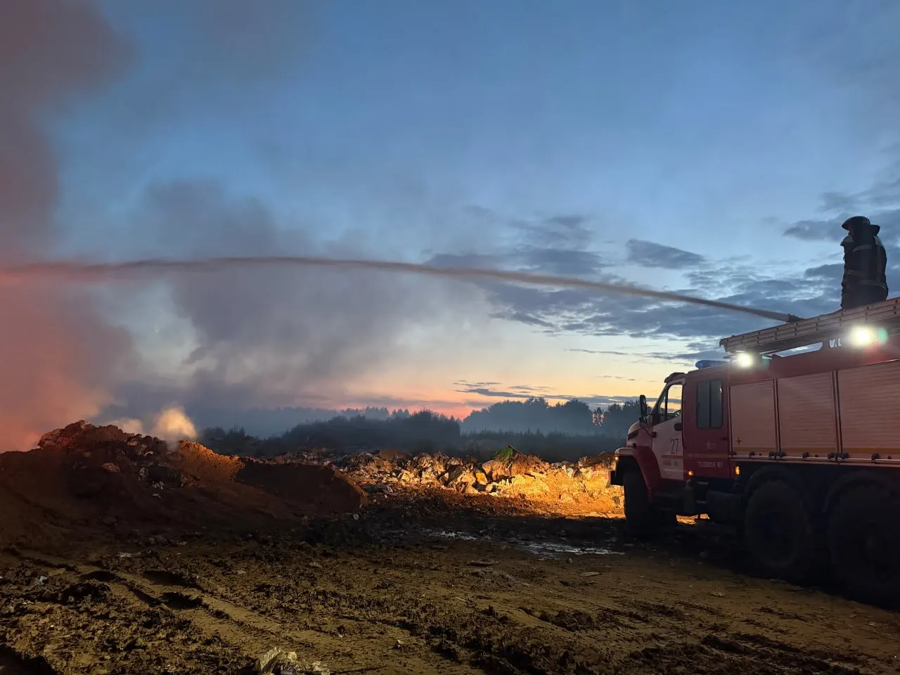 Пожар на свалке в Пушкиногорском районе тушили с ночи 24 июля до 6:00 25 июля. По словам главы района, работы по локализации и ликвидации последствий продолжаются.