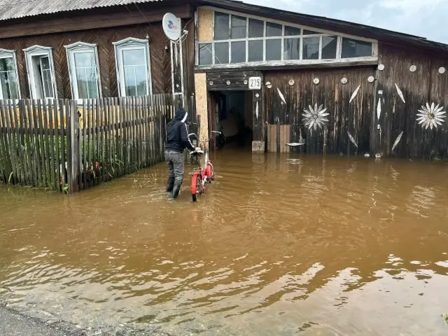 В Челябинской области из‑за увеличенного сброса воды подтоплены частные дома, садовые участки и дороги; эвакуированы 42 человека, власти объявили режим повышенной готовности.