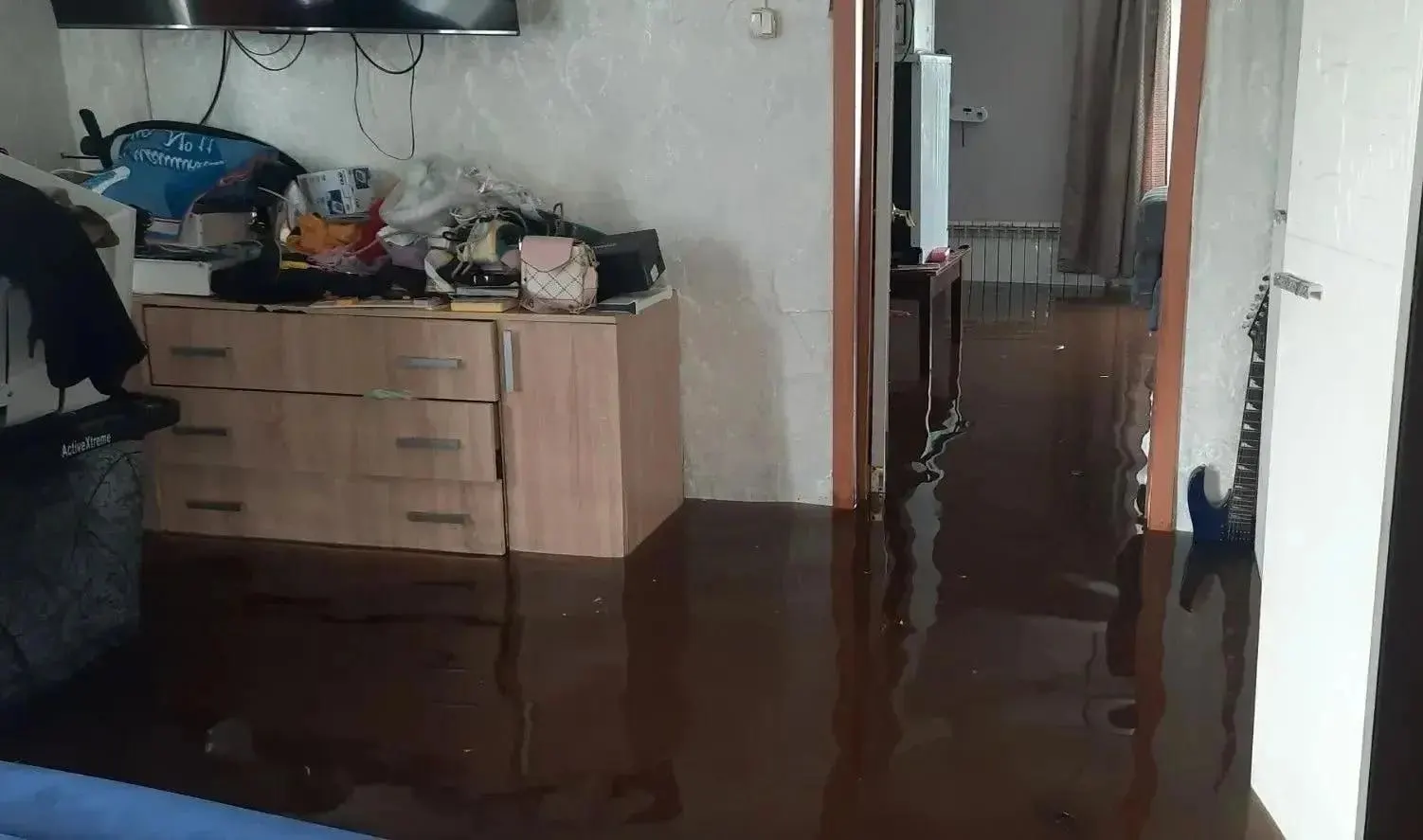 В селе Комсомольское Чернышевского района несколько домов и участков подтоплены из‑за паводка: вода проходила сквозь дамбу и стояла из‑за узких просветов под мостами.