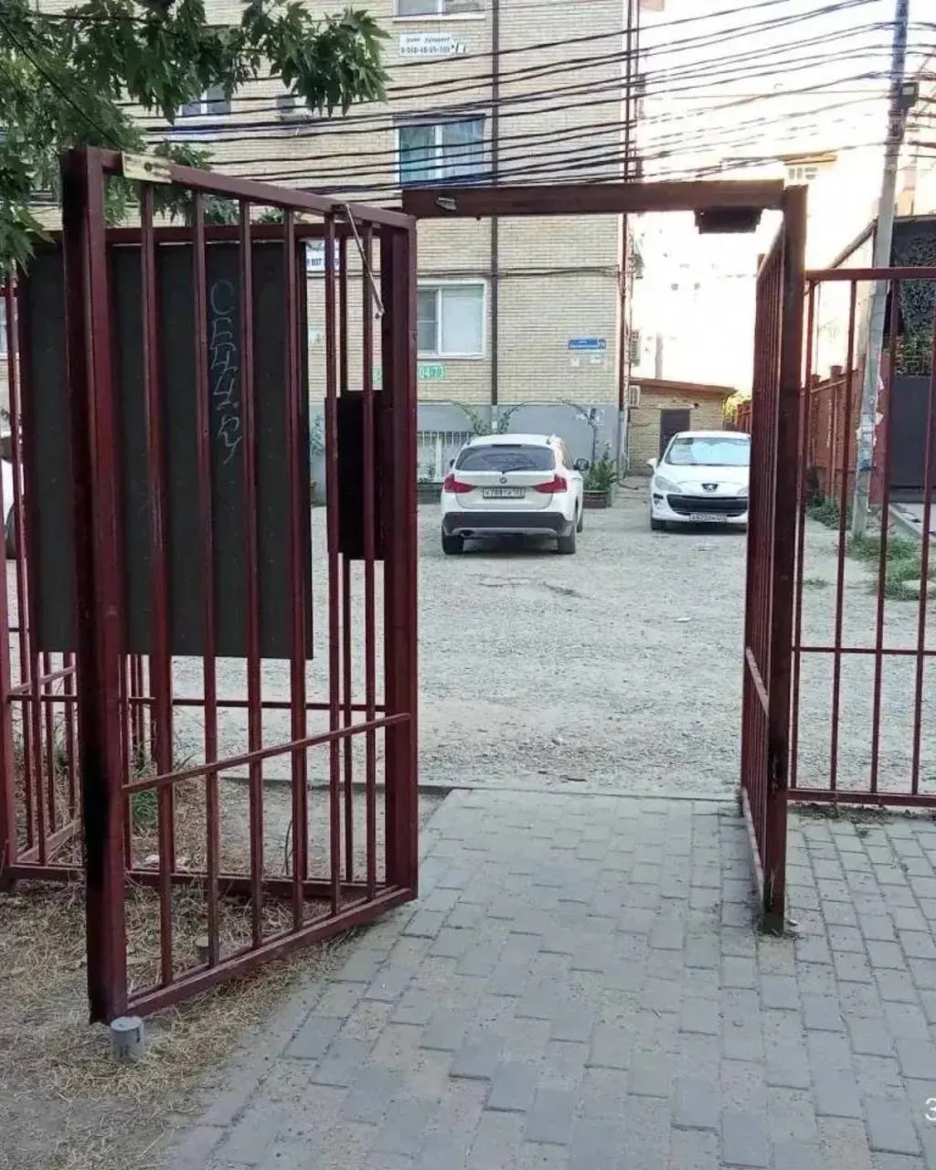 Часть жильцов установила забор, чтобы не пускать посторонних, но соседние дома оказались недовольны из‑за длинного обхода. Позже управление по жилищным вопросам вместе с УК срезало сварные швы — проход снова открыт.