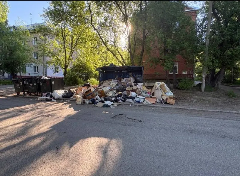 Власти города подтвердили перебои с вывозом отходов и объявили внедрение круглосуточного мониторинга обращений, ежедневных выездных проверок и усиление ответственности за уборку контейнерных площадок.