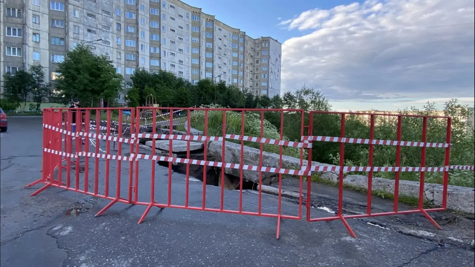 После ливня в Североморске подмыв грунта у дома №9 на улице Адмирала Сизова привёл к провалу асфальта — участок огорожен, водителям рекомендуют быть внимательнее.