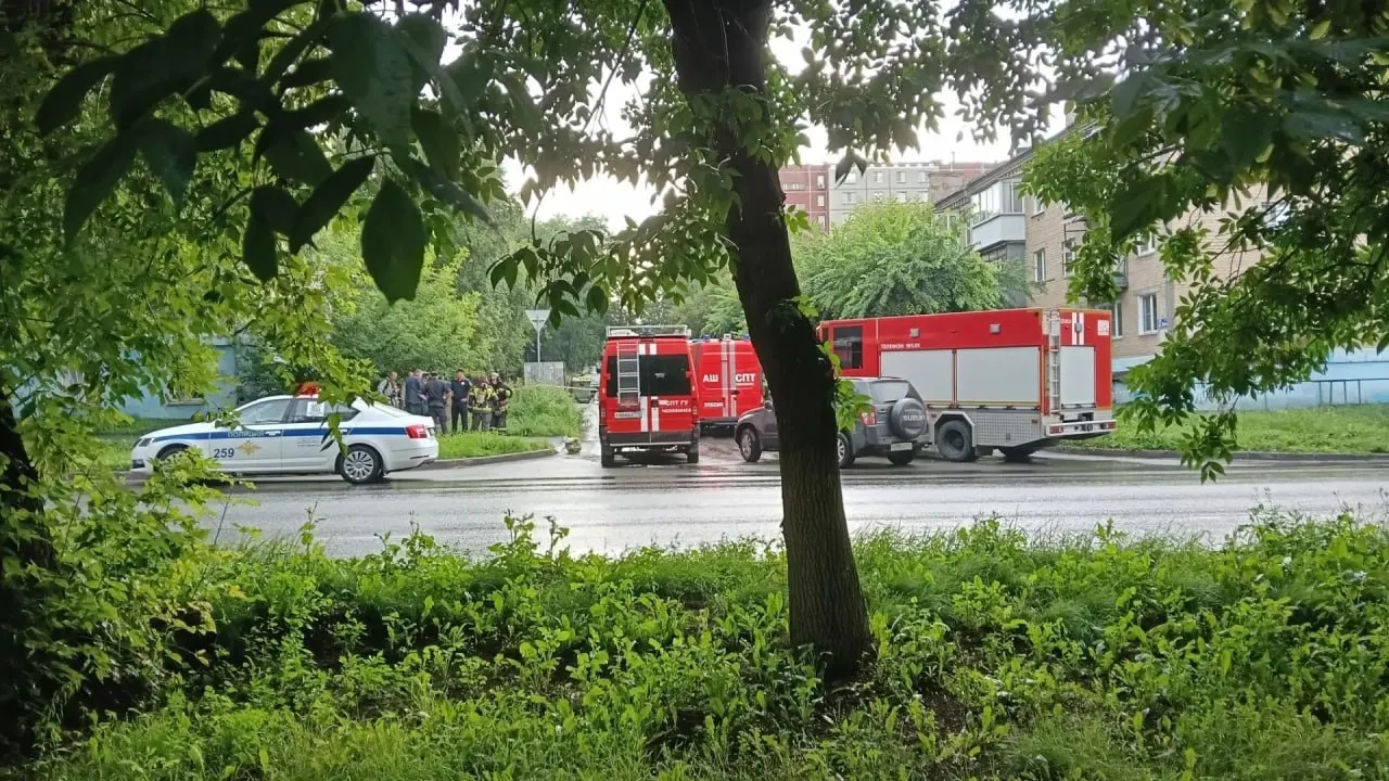 В районе улиц Расковой и Вострякова спасатели изъяли стеклянные емкости с возможными химвеществами, организовали пяти-метровую зону безопасности. Двое работников мусоровоза направлены на осмотр в больницу.