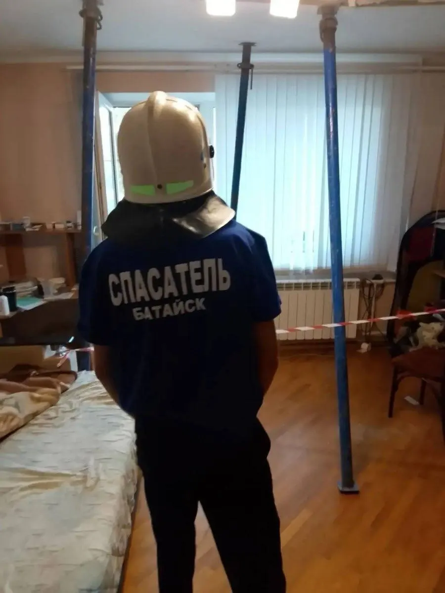 В жилом доме в Авиагородке между первым и вторым этажами частично обрушилась плита перекрытия. На месте введён режим повышенной готовности, окончательные решения примут после обследования здания специалистами.