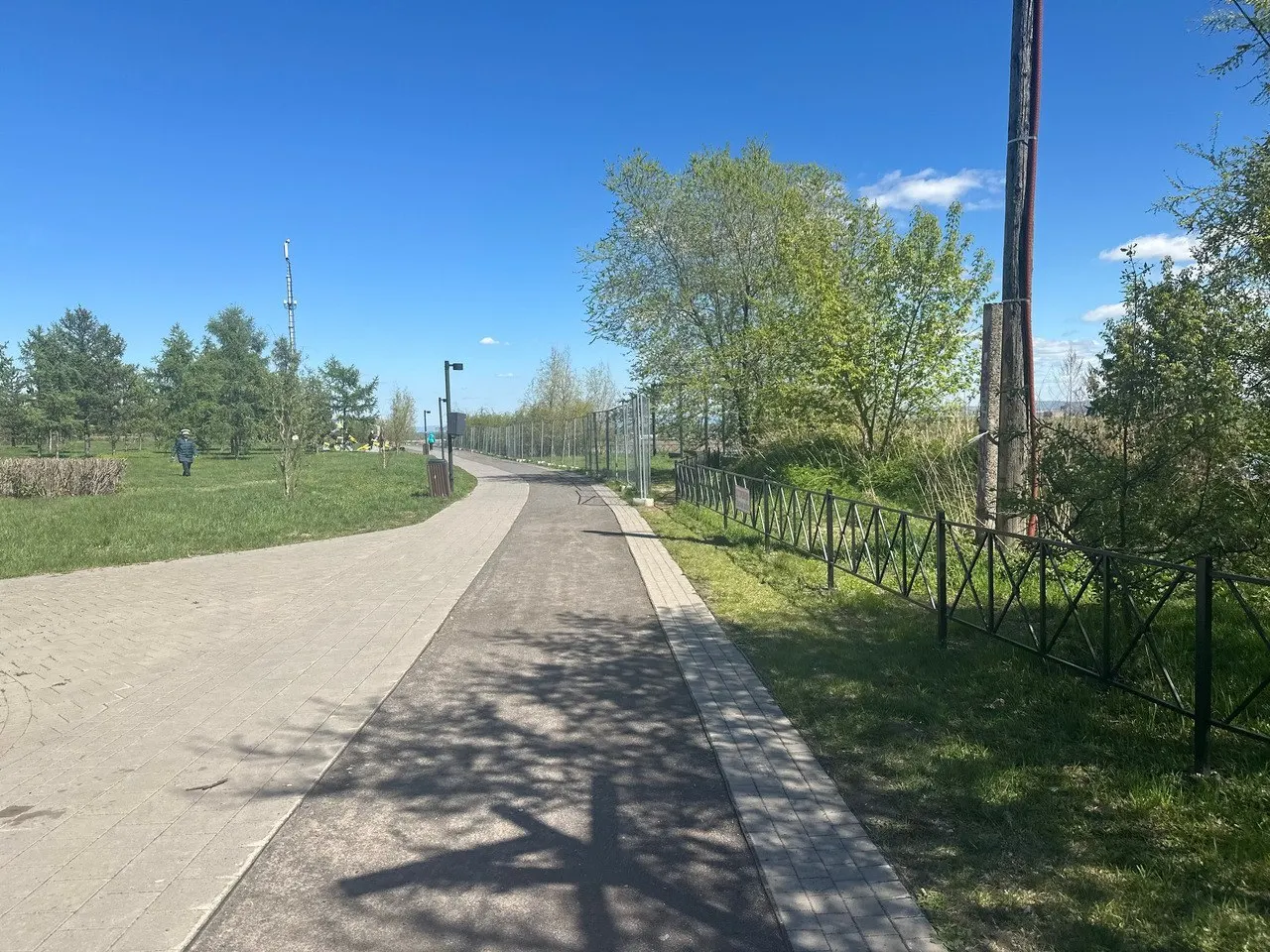 Власти огородили участок набережной в Зеленой роще после обнаружения нестабильного грунта; планируют найти подрядчика для укрепления берега.