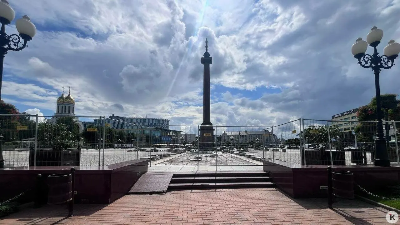 Администрация Калининграда объясняет выбор времени работ необходимостью сухой погоды. Ремонт разбит на этапы: уже обновили участок у мэрии, дальше заменят основание под плиткой и проверят коммуникации фонтанов.
