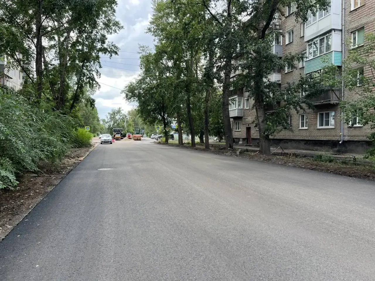 На нескольких улицах города уложен нижний слой асфальта, устанавливают бордюры и готовят основание под брусчатку; часть работ начнётся после завершения ремонта теплосетей.