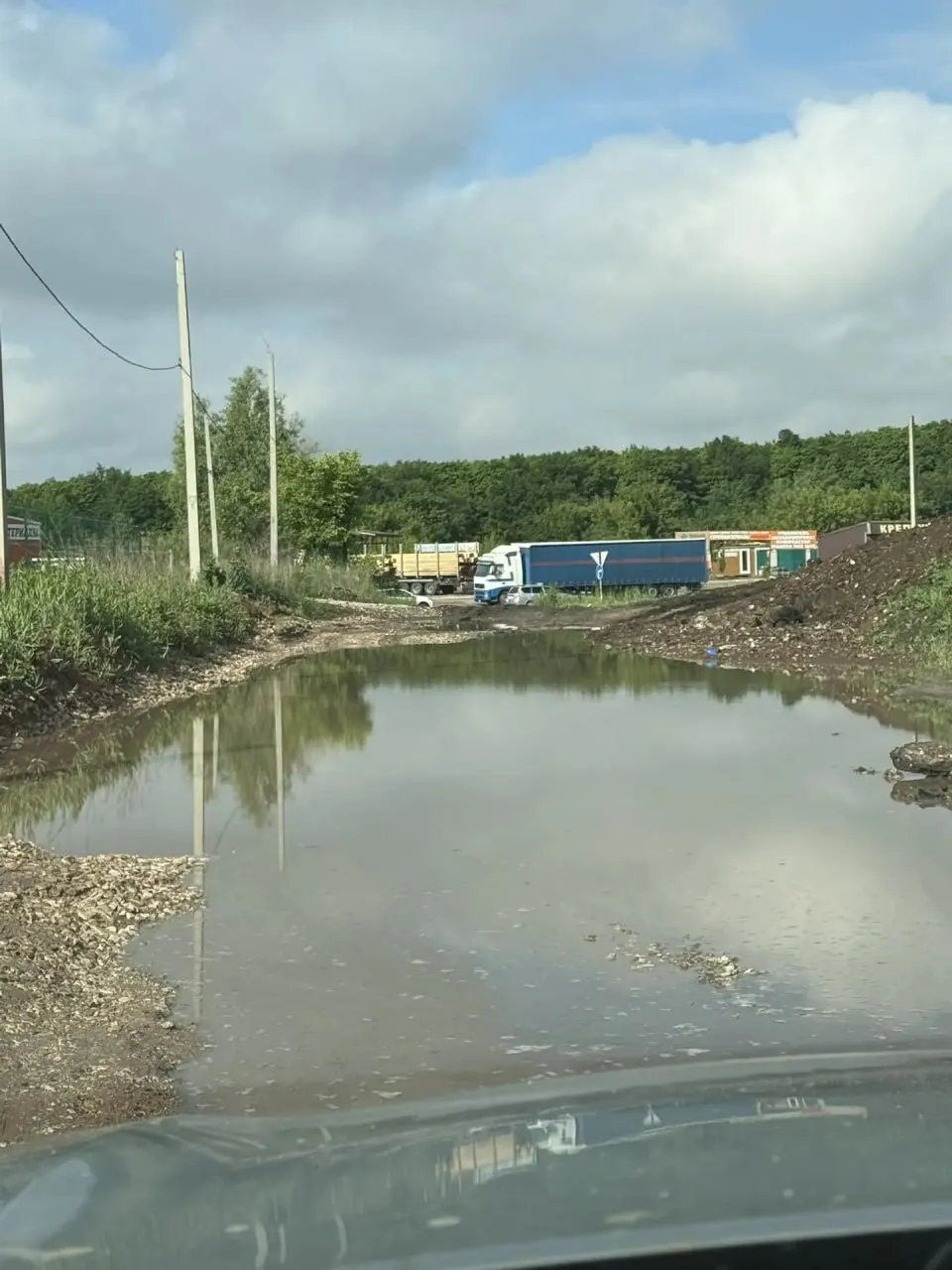 После бездействия городских и районных властей жители отремонтировали подъезд к садоводческому товариществу и новому жилому комплексу за свой счёт — большая яма ранее «поглотила» около 20 КамАЗов.