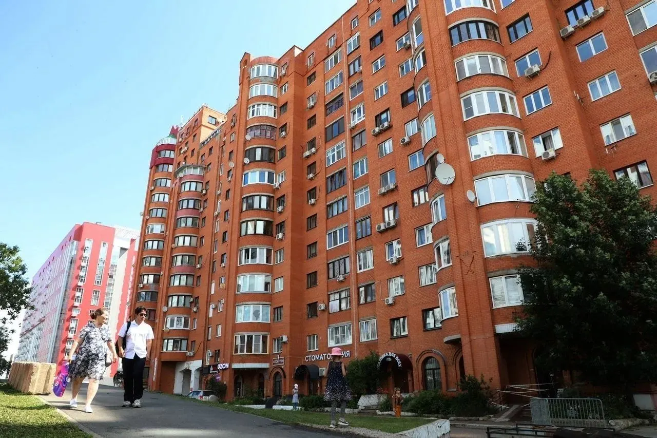 Подрядчиком стала компания «Промышленный демонтаж». Работы оценили в 12 млн рублей: по контракту срок до 31 декабря 2026 года, власти рассчитывают завершить к концу сентября 2026. Более 200 человек признаны пострадавшими; повреждены три квартиры и около 30 автомобилей.