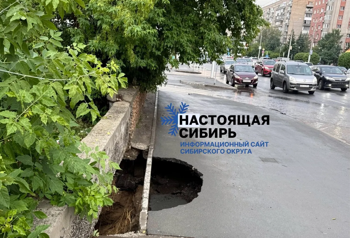 У дома №104 на Красном проспекте 17 июля провалилось покрытие тротуара. Глубокая яма до сих пор не ограждена, пешеходы рискуют получить травмы, особенно в тёмное время суток.