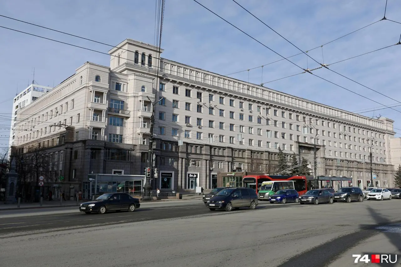 Рядом с заброшенным недостроем в центре провалился грунт — яма растёт, жители опасаются за безопасность и требуют сноса, власти предлагают спортшколу и отказываются засыпать провал за счёт бюджета.