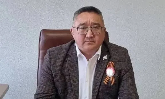 Депутаты утвердили 250%-ю надбавку главе администрации во время закрытого заседания. Решение вызвало возмущение на фоне проблем с дорогами и аварийным ЖКХ.