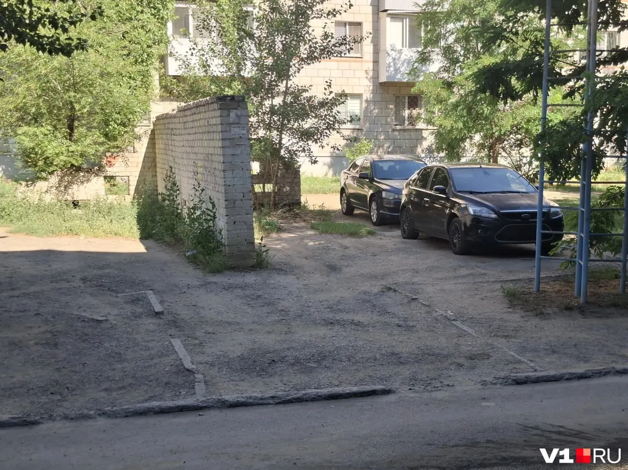 Во дворе на Штеменко автомобилистов начали штрафовать за парковку на бетонной площадке, которую чиновники расценивают как «зеленую зону»: участок формально отмечен как зона благоустройства.