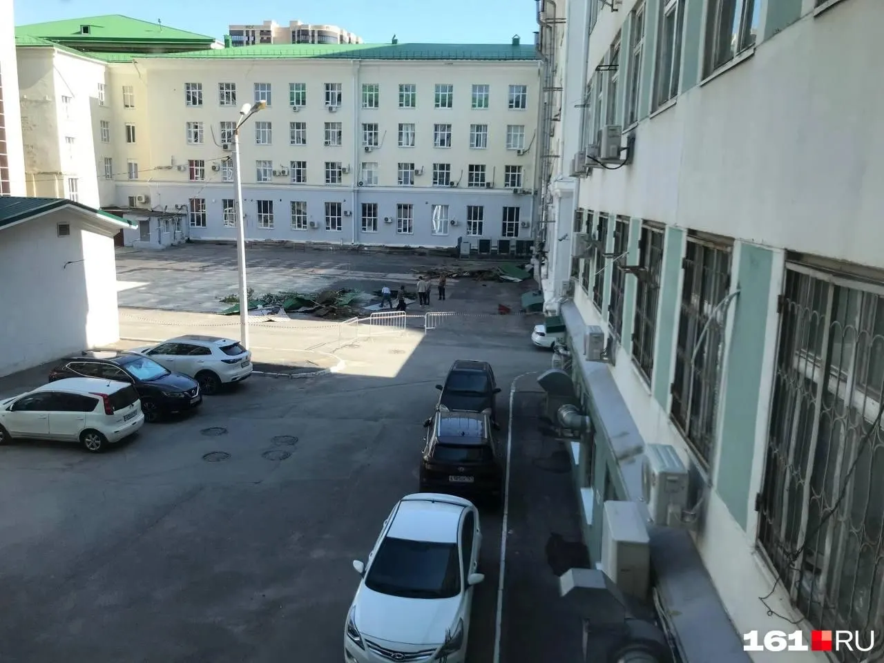Ураган сорвал часть кровли главного корпуса ДГТУ и повредил крыши сотен домов в области. Аварийные бригады работают круглосуточно, часть жителей остаётся без света.