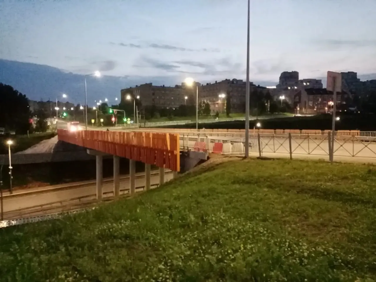 Несколько месяцев не горит декоративная подсветка моста на улице Рыленко — жители задаются вопросом, куда ушли выделенные на неё миллионы.