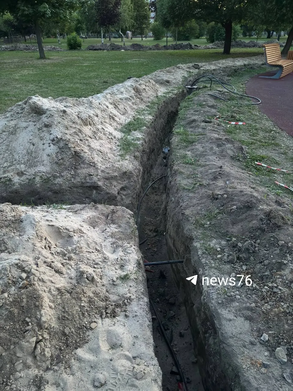 Посетители заметили, что зелёные газоны в парке перекопаны и засыпаны песком. Работы ведутся в рамках обустройства освещения, видеонаблюдения и беспроводного интернета; контракт — более 20,5 млн рублей, срок — до 18 декабря 2026 года.
