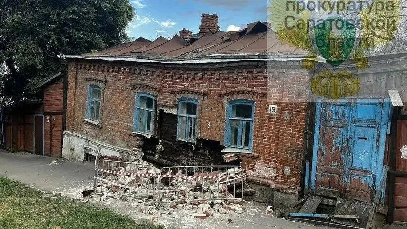 В Саратове рухнул расселённый дом 1917 года постройки на улице Мичурина. Здание было признано аварийным в 2022 году и подлежало сносу до 1 июля 2024 года, сообщили в прокуратуре области.