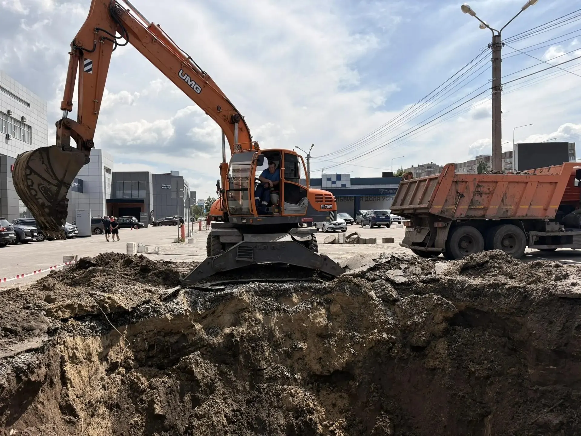 В Воронеже коммунальные службы ликвидируют три провала над одним коллектором. Работы идут без отключения водоснабжения.