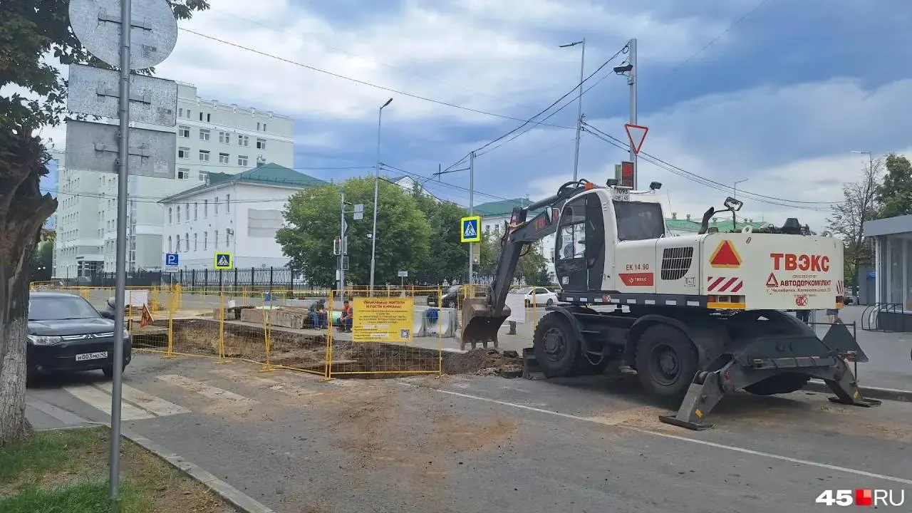 На перекрестке Гоголя и Кирова в Кургане перекрыли проезд: дорогу раскопали для ремонта тепломагистрали. Автобусы идут в объезд, в отдельных местах образовались заторы.