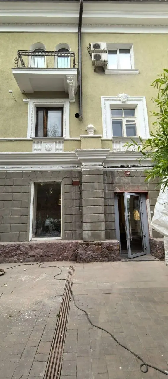 Жители отмечают: после ремонта водосток выведен на уровне второго этажа, и в дождь вода стекает прямо на тротуар — прохожие оказываются под «душем».