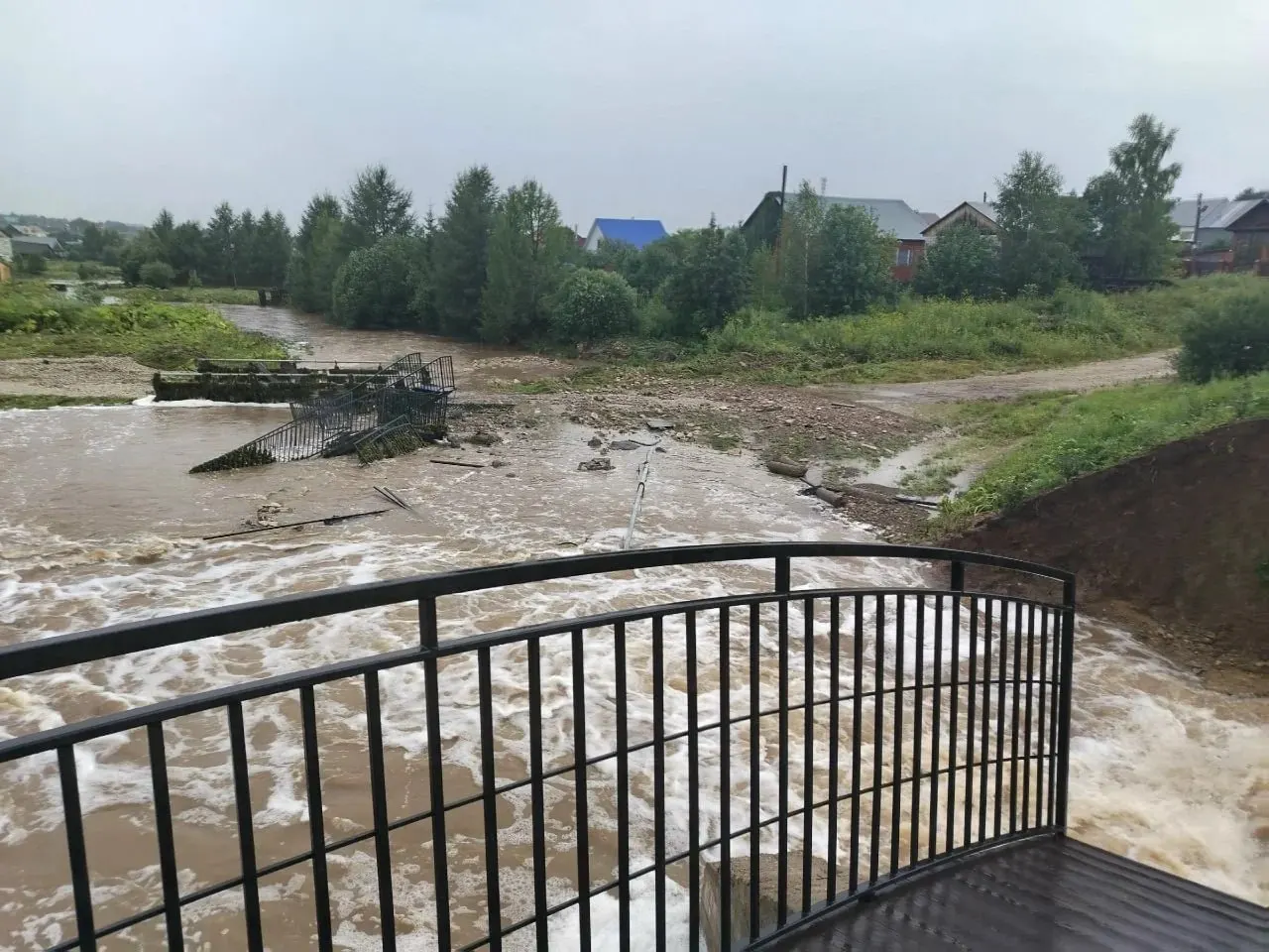 Проливные дожди привели к разрушению дамб и подтоплениям: в Октябрьском районе затоплены улицы и дома, произошли разрушения мостов и плотин. Открыты пункты временного размещения, фиксируются экологические последствия — выброс нефтепродуктов и массовая гибель животных.