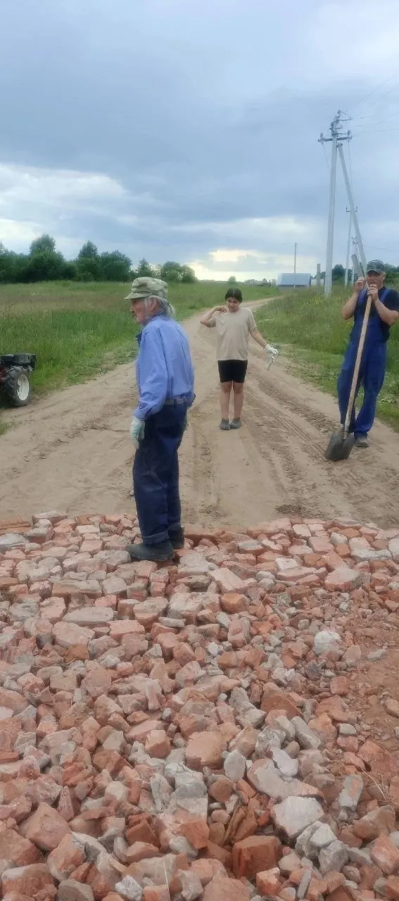 В селе Мишкино на улице Берёзовка дорогу засыпали битым кирпичом, который предоставила местная компания. Часть жителей раскритиковала инициативу и сравнила её с работами в соседних посёлках.