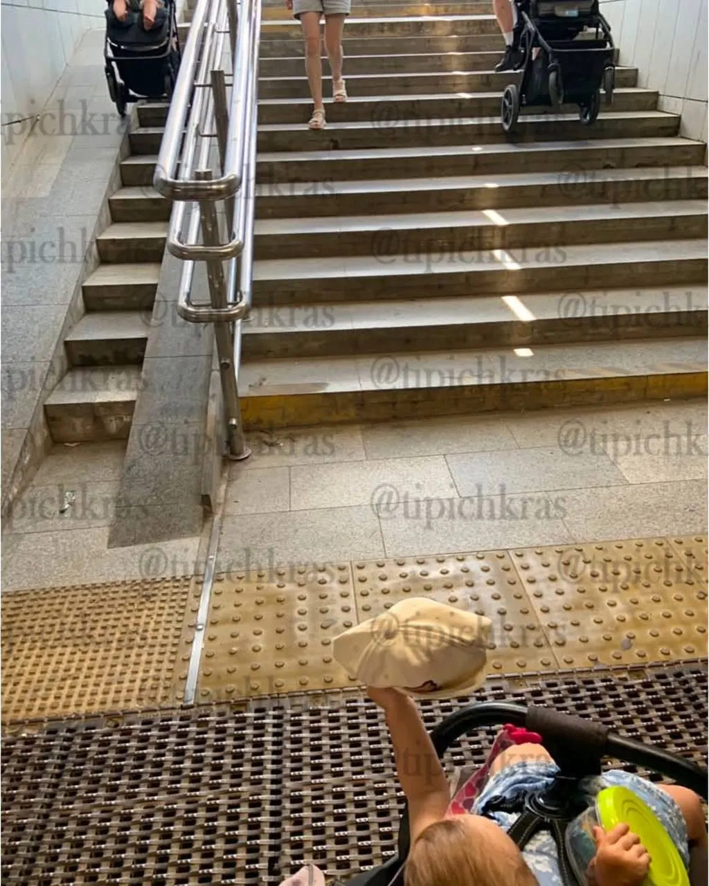 Местные жители жалуются, что лифты в подземном переходе на Петра Метальникова не работают около года: с коляской и детьми приходится спускаться пешком, обращения по телефону не привели к ремонту.