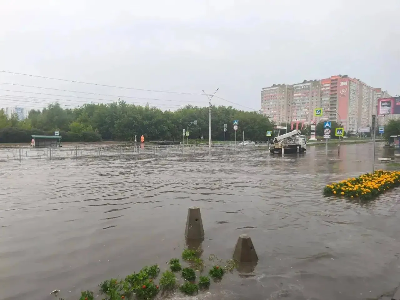 После сильного дождя участок улицы Попова временно перекрыли для всех видов транспорта. Маршруты общественного транспорта были изменены, но к настоящему моменту движение и трамваи вернулись к обычным схемам. Бригады контролировали работу ливнёвки на проблемных участках.