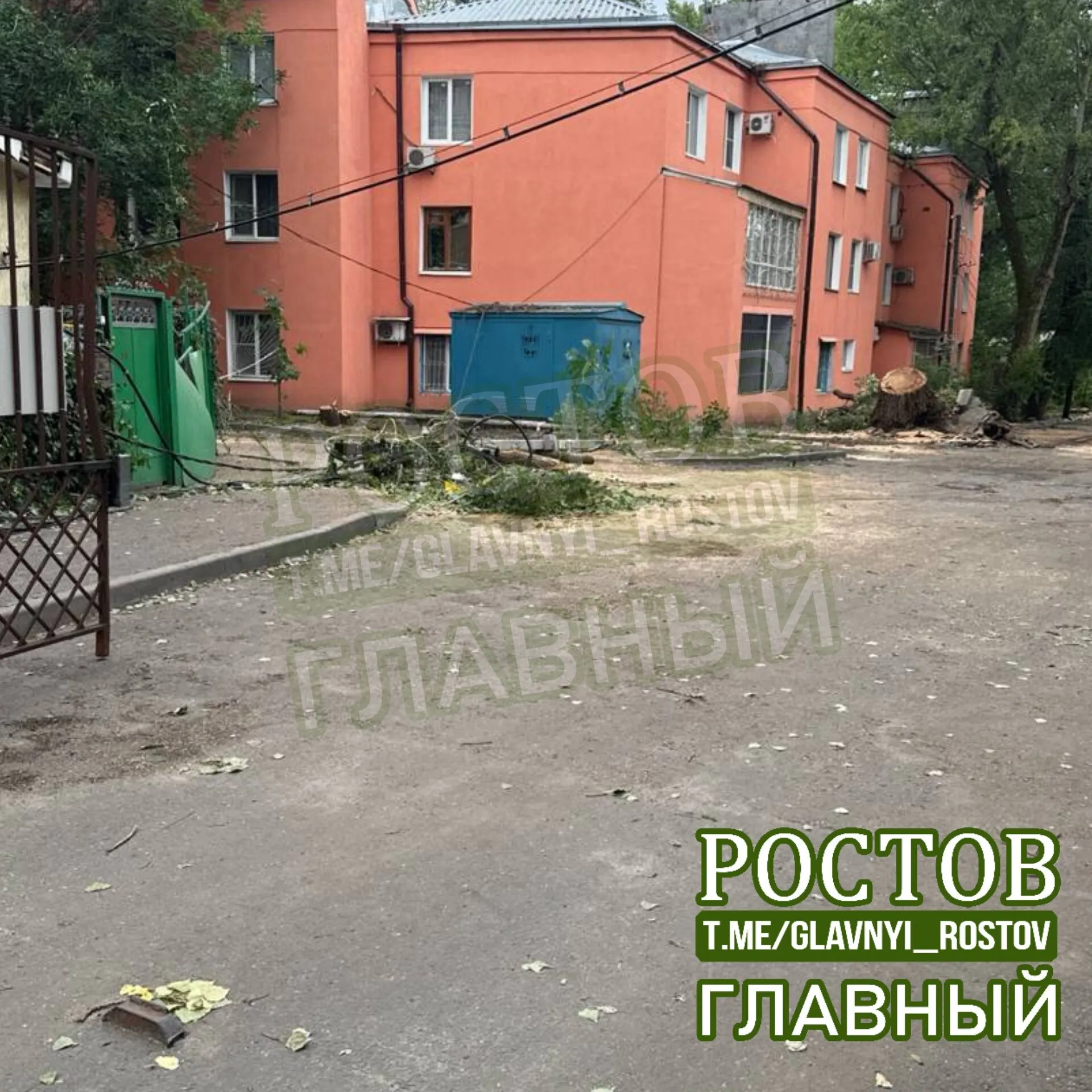 Рухнул столб с электропроводами рядом с трансформаторной подстанцией №311; очевидцы сообщают о кабелях под напряжением и большом количестве детей на площадке, вызов в экстренные службы остался без реакции.