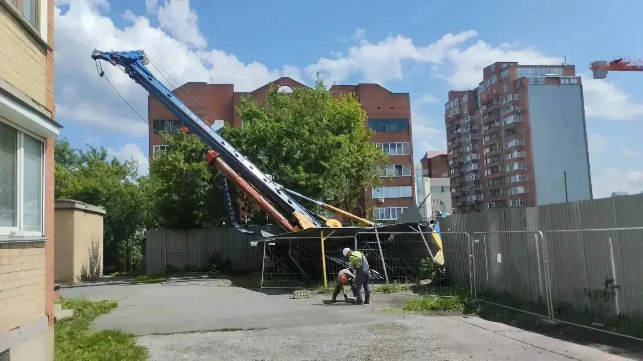 На стройке жилого комплекса на улице Каслинская сваебойный копер накренился и рухнул на парковку соседнего дома, повредив автомобиль. Застройщик объяснил, что причиной стала просадка грунта; владельцу авто обещано возмещение, угроз для соседних домов нет.