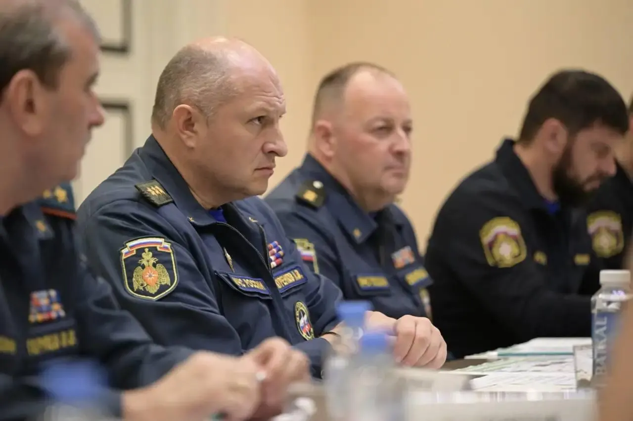 Александр Куренков приехал в регион, чтобы проверить ход ликвидации последствий паводка: технику направляют из соседних областей, ущерб должны оценивать оперативно, чтобы пострадавшие получили выплаты.