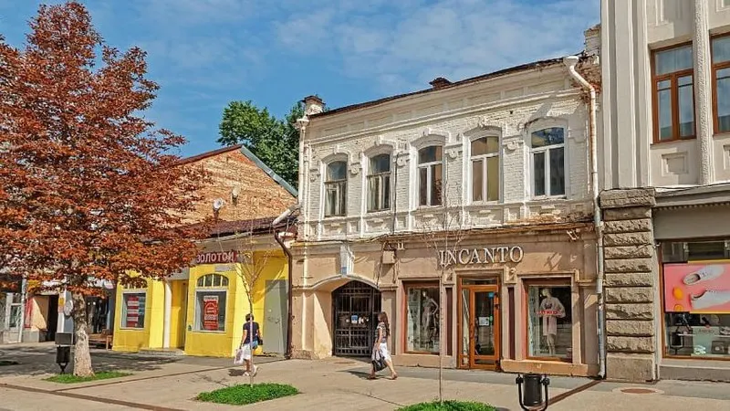 Дом №36 на проспекте Столыпина признан аварийным и подлежит реконструкции. Собственникам предписано отселиться и завершить работы до 31 декабря 2026 года; контроль возложен на председателя комитета по строительству Эдуарда Нарыжного.