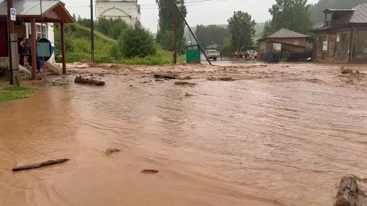 Из-за сильного дождевого паводка в Лысьвенском округе вышли из берегов несколько рек. В посёлке Кын подтоплено семь домов, повреждены мосты и дорога — спасатели ищут женщину, унесённую потоком.