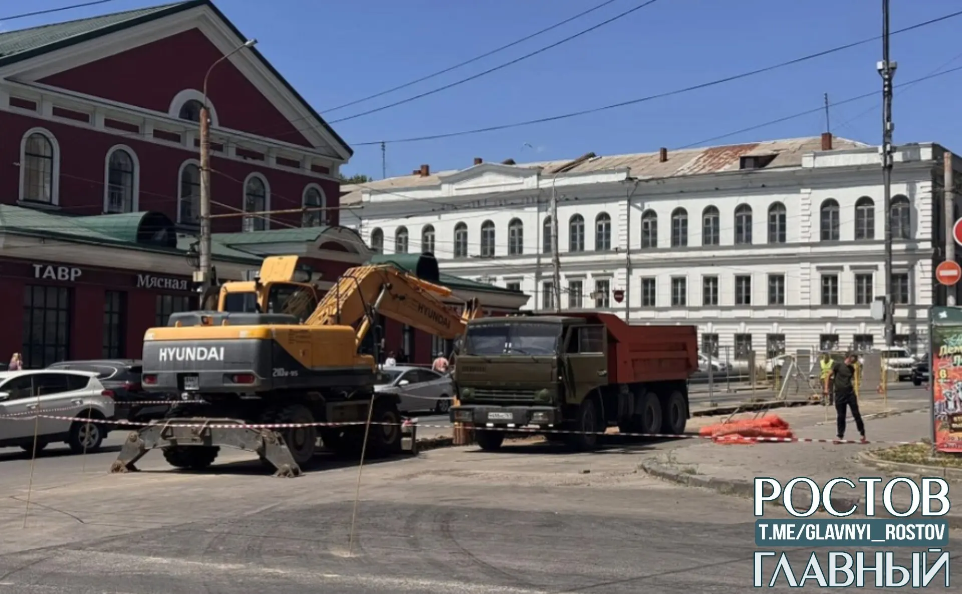 После недавнего ремонта на улице Черевичкина подрядчики вскопали свежий асфальт для прокладки труб — местные жители возмущены и требуют объяснений от администрации.