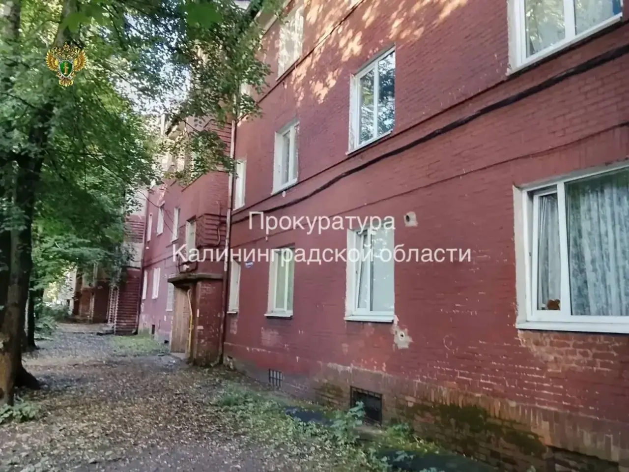 Прокуратура выявила нарушения в обслуживании многоквартирного дома на ул. Харьковская: протекала крыша, в квартирах появились повреждения потолков. Руководителя УК оштрафовали на 50 000 рублей, после проверки начались ремонтные работы.