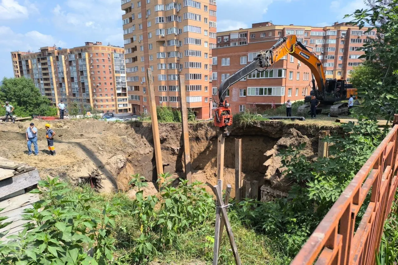 После крупной коммунальной аварии в Горском микрорайоне часть левобережья оставалась без воды: ремонт завершили и начали заполнение сети, но в некоторых домах сохраняются перебои, жители готовят иски о компенсации.