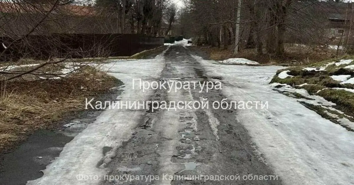 Суд назначил компенсацию морального вреда женщине, которая в феврале упала на обледенелой дороге и сломала плечо; иск поддержала прокуратура.