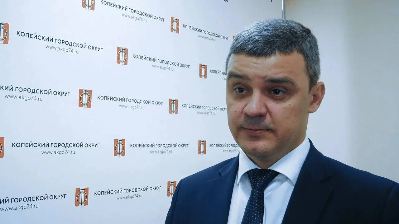 После отставки Светланы Логановой временно исполнять обязанности главы Копейска будет её первый заместитель Андрей Арасланов. Депутаты рассмотрят назначение 9 июля, затем в городе объявят конкурс на постоянного руководителя. Жители жалуются на разбитые дороги и проблемы в работе ЖКХ.