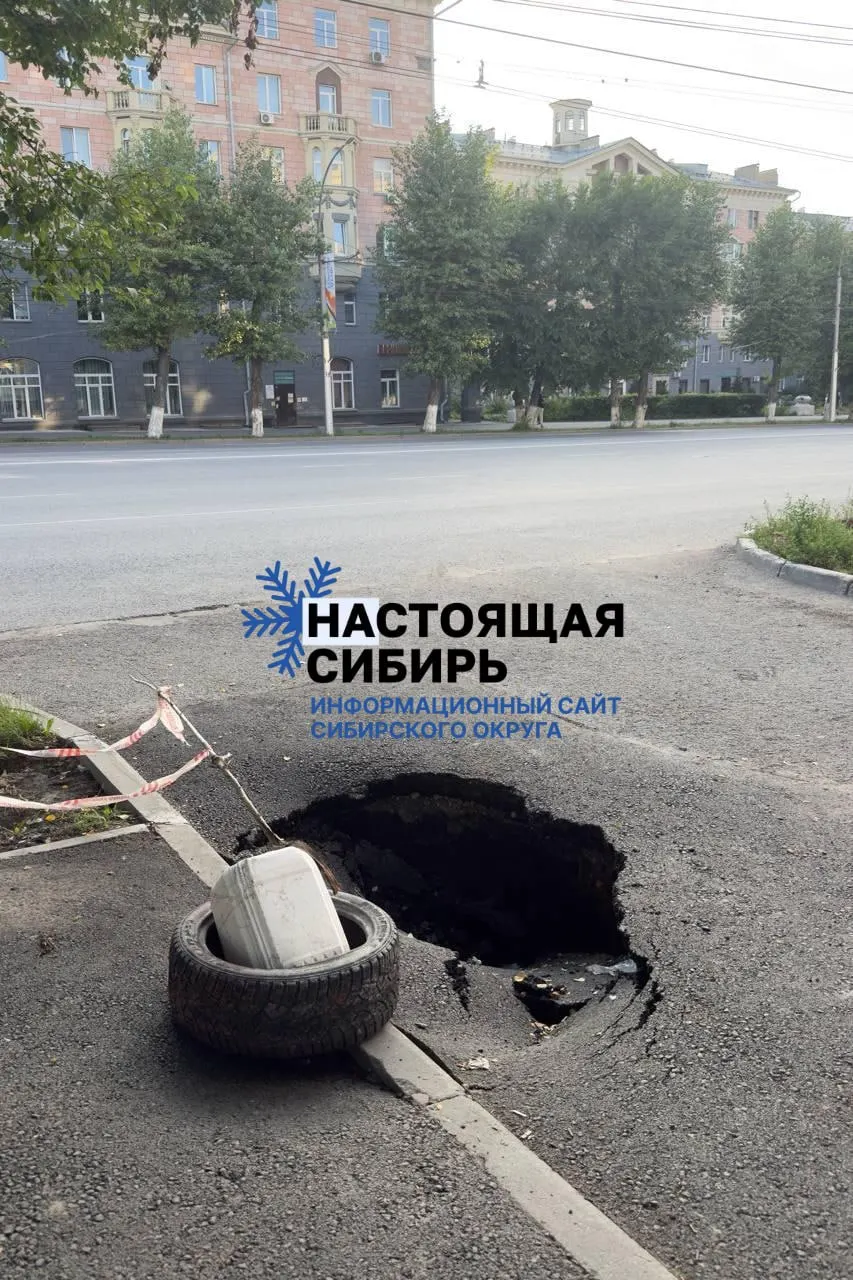Местные жители заметили глубокую яму в дорожном покрытии, которая, по их словам, существует не первый год и может увеличиться с приходом дождей.