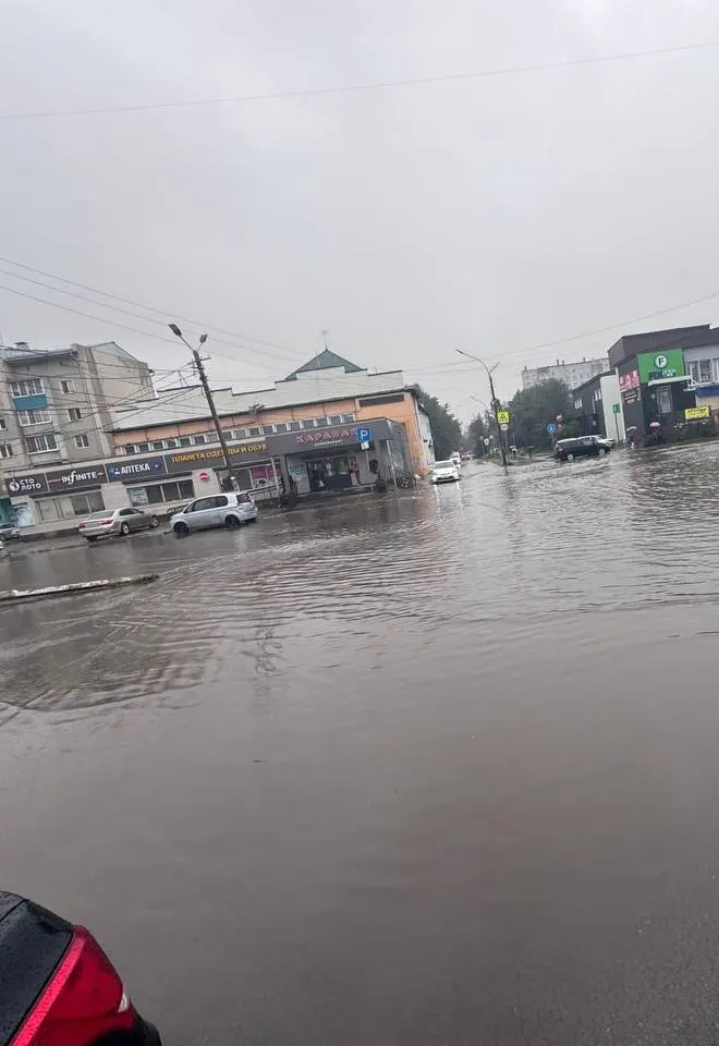 После дождя в 1-м микрорайоне Читы всю улицу затопило: автомобилисты не находят парковок, местные жалуются на отсутствие ливнёвок.