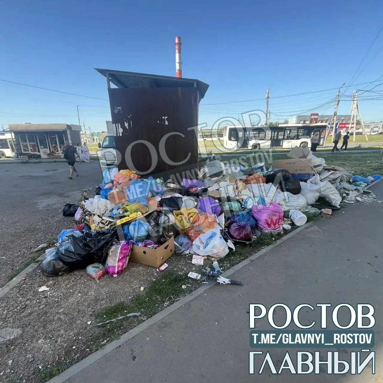 Жители дома на улице Думенко, 13/1 жалуются на невывезенные отходы и сильный неприятный запах у остановки —, по словам горожан, мусор не вывозили несколько дней, официальных комментариев нет.