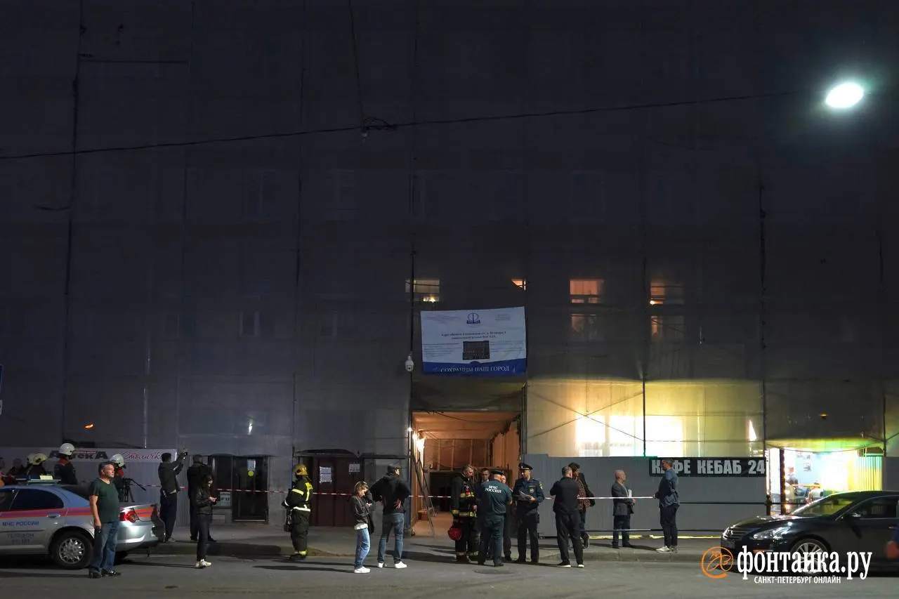 В Петроградском районе в социальной аптеке рухнуло перекрытие. По графику объект должен был работать, но в момент инцидента внутри, по всей видимости, никого не было. Руководство жилищно‑коммунальной службы заявило, что собственников заранее предупреждали о рисках.